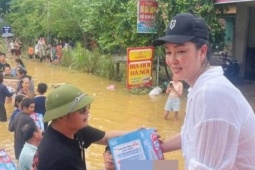 Hình ảnh chân thực của Hoa hậu Nguyễn Thị Huyền khi đi từ thiện tại miền Trung bão lũ