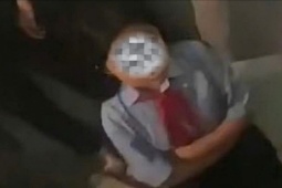 Giáo dục - du học - Nữ sinh lớp 8 bị bạn đánh, bắt quỳ trong trường