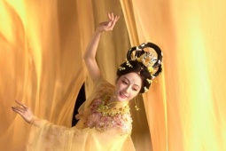 Mỹ nữ Tân Cương hóa tiên nữ cung trăng
