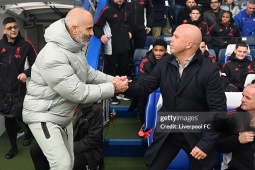 Liverpool thua Chelsea phút bù giờ: Slot không hoảng sợ, Maresca dính thẻ đỏ tái hiện Mourinho