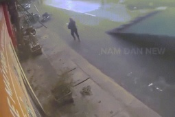 Tin tức trong ngày - VIDEO: Gió lốc cuốn nhiều tấm tôn lớn bay xuống đường, người dân hoảng sợ bỏ xe chạy