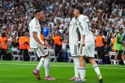 Mbappe nhường penalty để Vinicius lập cú đúp, xóa tin đồn "đấu đá" ở Real