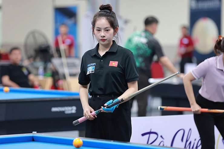 Ở nội dung carom 3 băng nữ, gương mặt mới Hà Thanh Trúc gây bất ngờ. Cơ thủ sinh năm 2005 ngay lần đầu tham dự giải đã có 2 chiến thắng trước 2 người đàn chị là Đỗ Phạm Thị Ngọc Mỹ Duyên và Trần Nữ Thùy Trâm để lọt vào top 16 của giải.