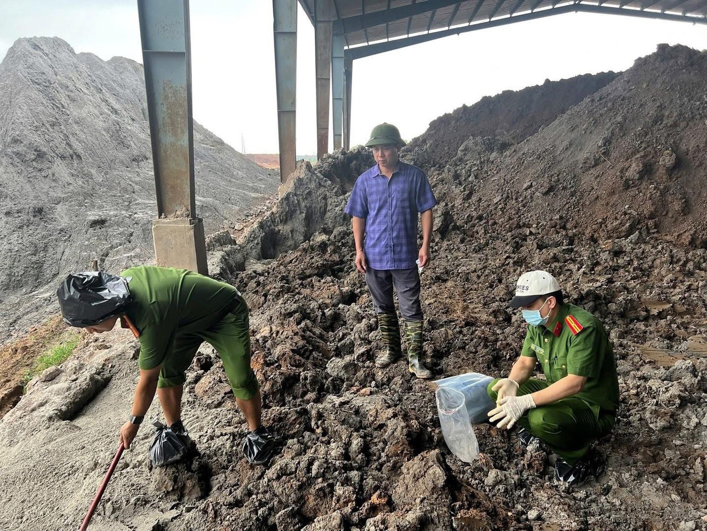 Bắt &#39;ông trùm&#39; xử lý rác thải tại Hải Phòng - 2