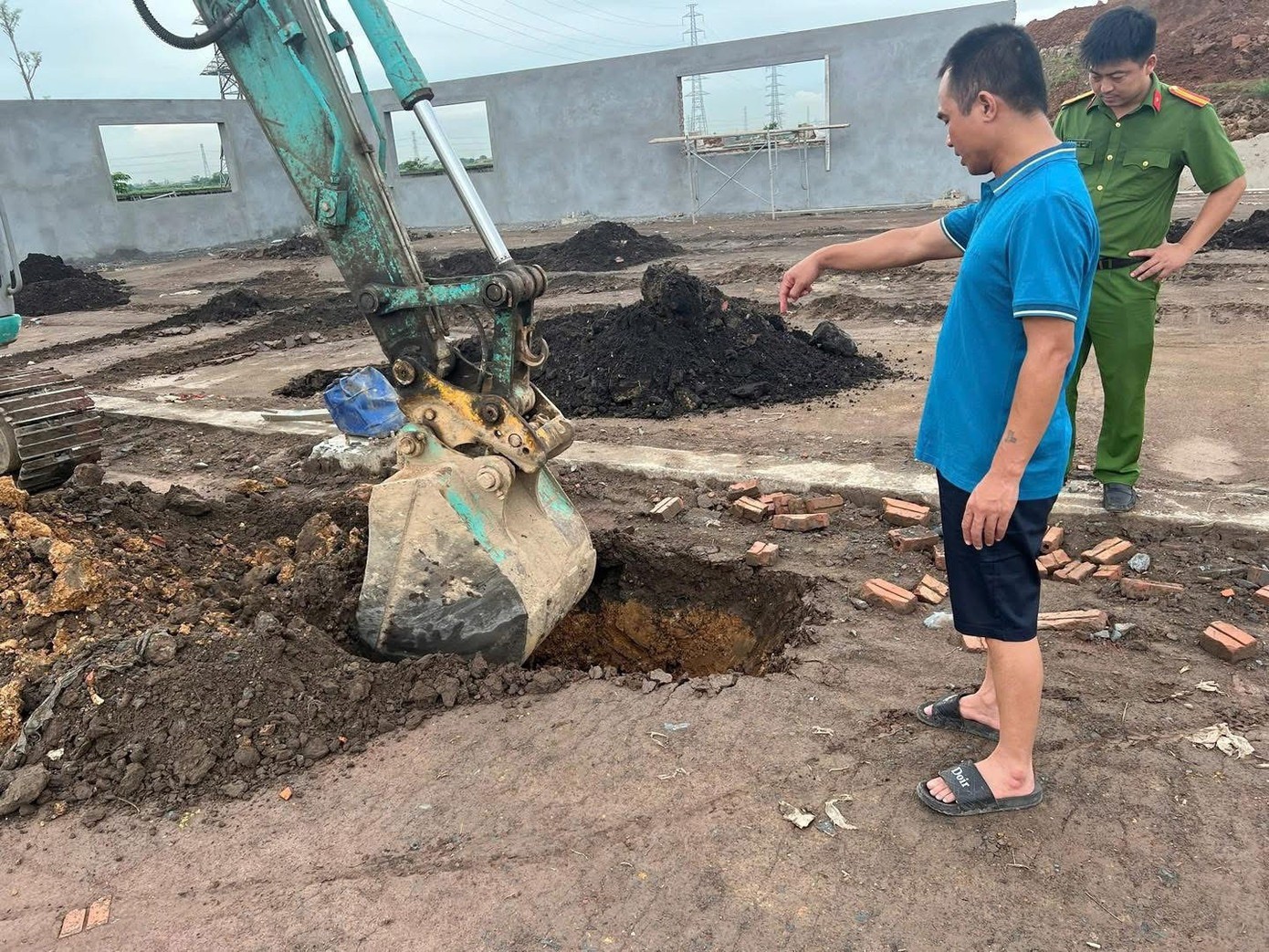 Cảnh sát lấy mẫu xét nghiệm, kiểm tra khu vực các đối tượng đổ trộm chất thải.