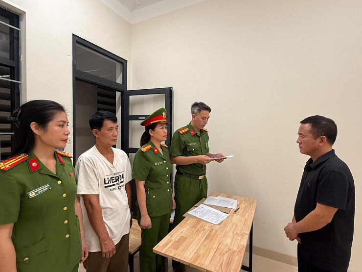 Ông Bùi Đình Chung (áo đen), nguyên Giám đốc Công ty TNHH Thương mại và Sản xuất VLXD Đông Dương 3 bị khởi tố về tội “Gây ô nhiễm môi trường” - Ảnh: BCA