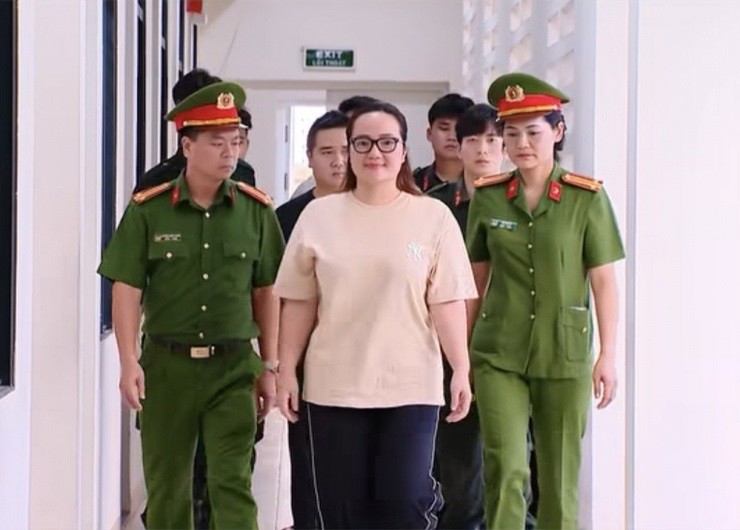 Hoàng Thị Hường - chủ hộ kinh doanh Hoàng Thị Hường, chủ hệ sinh thái Hoàng Hường bị khởi tố, bắt tạm giam.