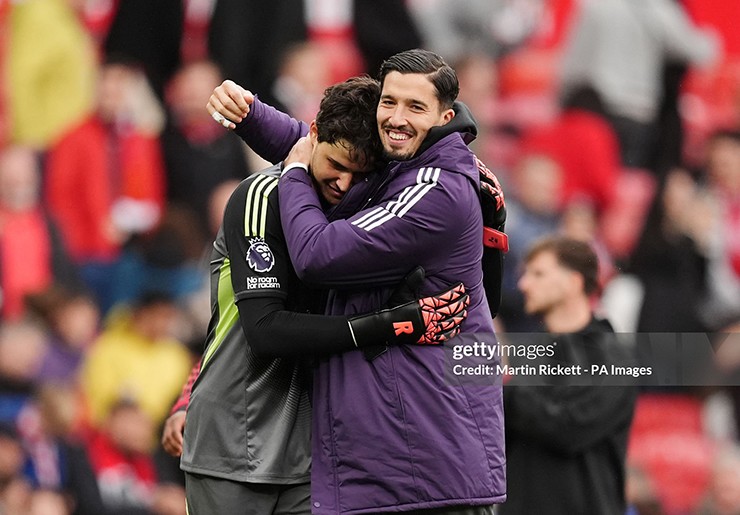 Altay Bayindir ôm chúc mừng Lammens ngay sau khi trận đấu tại Old Trafford khép lại
