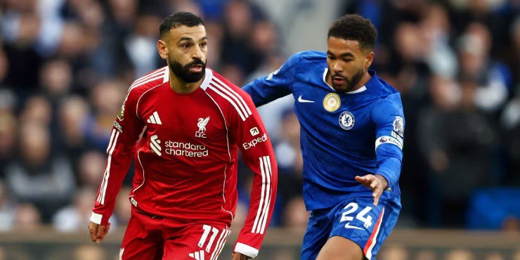 Salah (áo đỏ) chơi tệ trước Chelsea