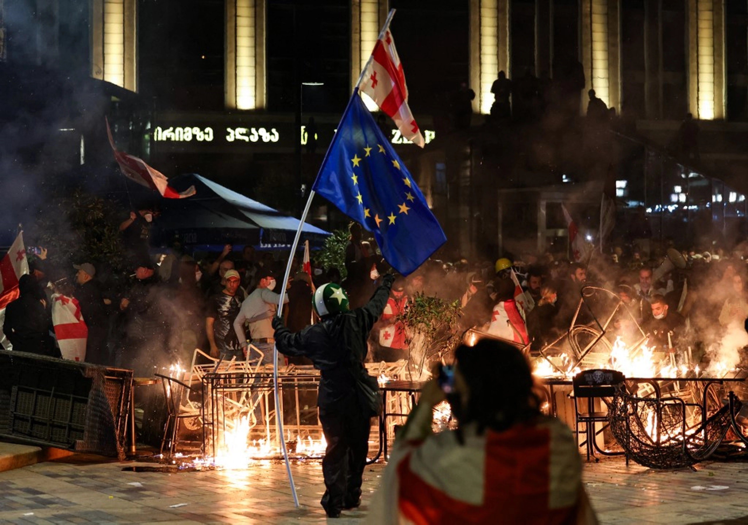 Biểu tình lớn trong đêm ở Gruzia (ảnh: Guardian)