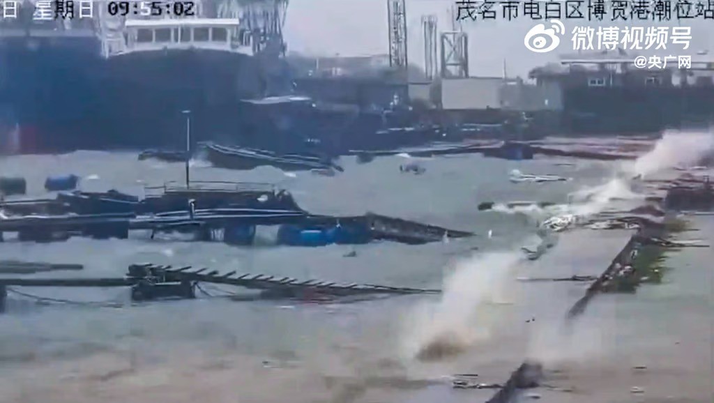 Ảnh, video: Trung Quốc trong cơn bão Matmo sức gió lên tới 151 km/h - 3