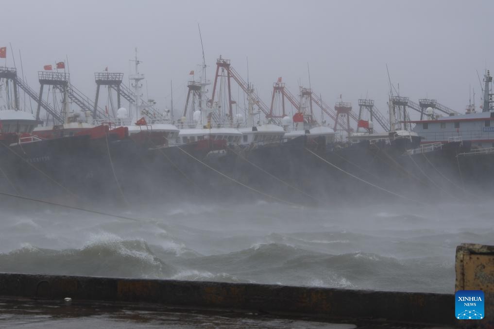 Sóng lớn quật vào bờ ở thành phố ven biển Mậu Danh, tỉnh Quảng Đông (ảnh: CCTV)