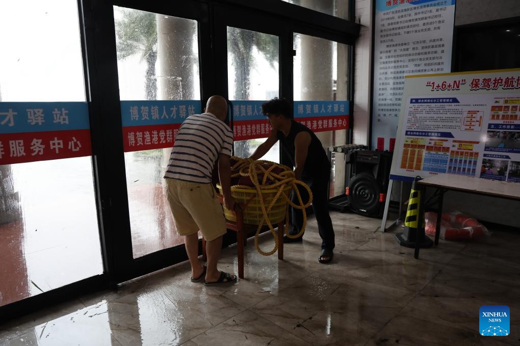 Người dân gia cố nhà cửa bằng vật nặng khi bão Matmo đổ bộ (ảnh: Xinhua)