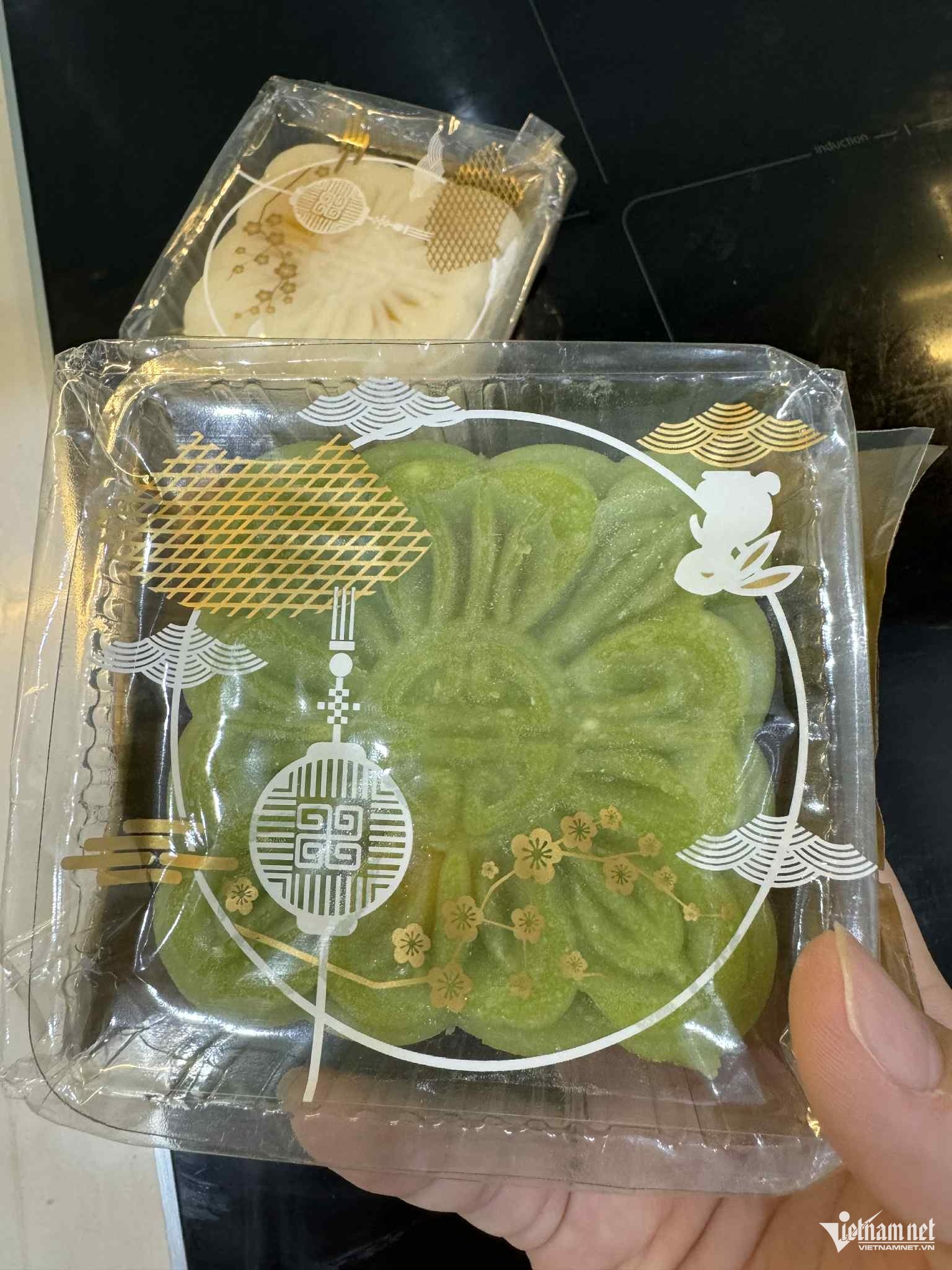 Tự làm bánh Trung thu gửi biếu, con dâu sững sờ khi biết gia đình chồng đem vứt, không ăn. Ảnh minh họa