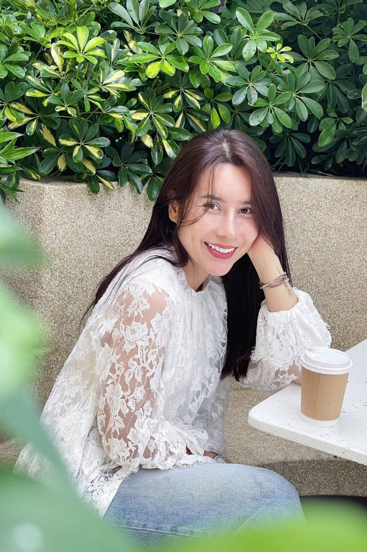 Ca sĩ Lưu Hương Giang đi cà phê, được bạn ghi lại khoảnh khắc đời thường.&nbsp;