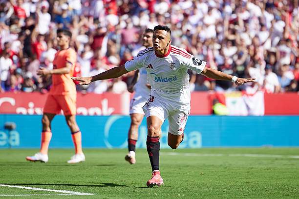 Alexis Sanchez mở tỷ số cho Sevilla từ quả penalty