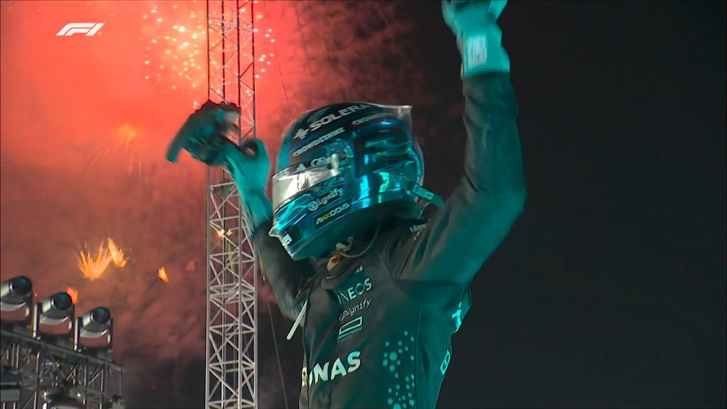 George Russel ăn mừng chiến thắng thuyết phục tại Marina Bay