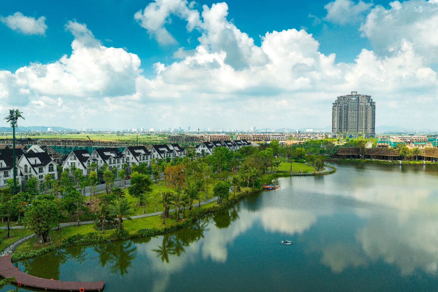 Eco Central Park hiện có hơn 10.000 cây bóng mát với không gian mặt nước khoáng đạt