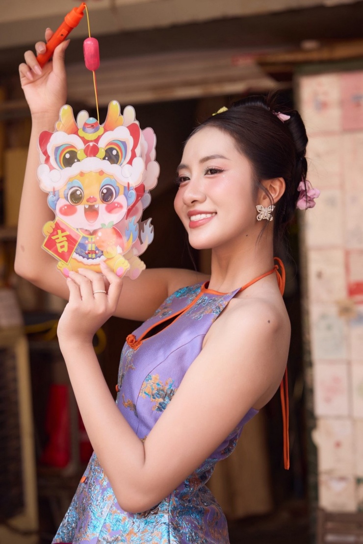 Hòa mình không khí Trung Thu cận kề, Hoa hậu Hà Trúc Linh lựa chọn trang phục truyền thống gồm áo yếm và quần lụa tôn lên vẻ đẹp dịu dàng nhưng vẫn nổi bật giữa phố phường Hàng Mã.