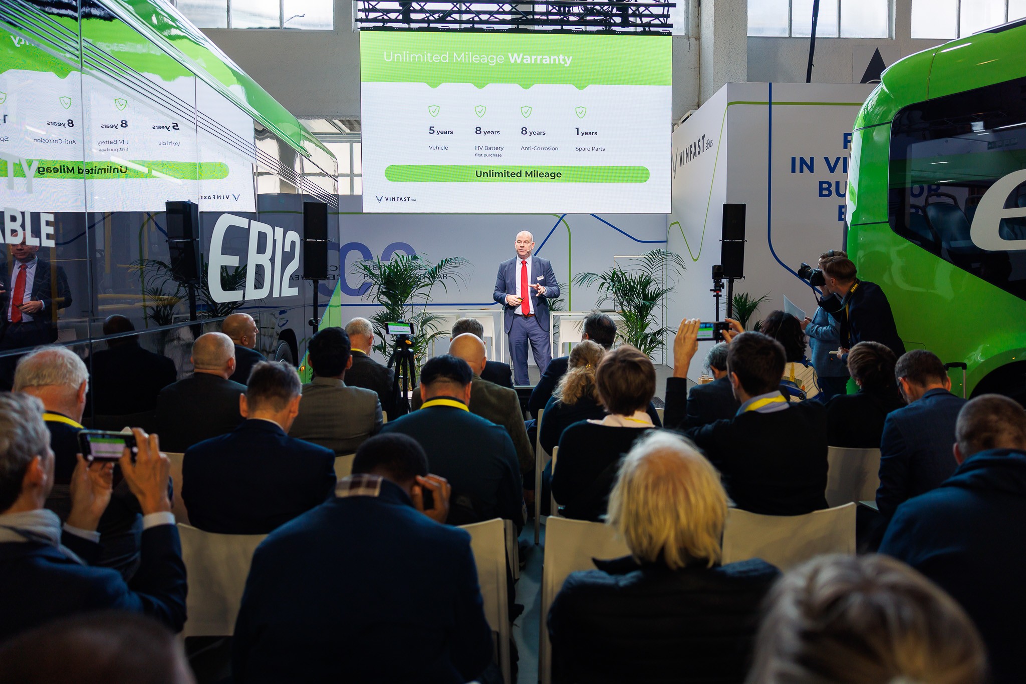 Xe buýt điện VinFast xuất hiện tại triển lãm châu Âu - 3