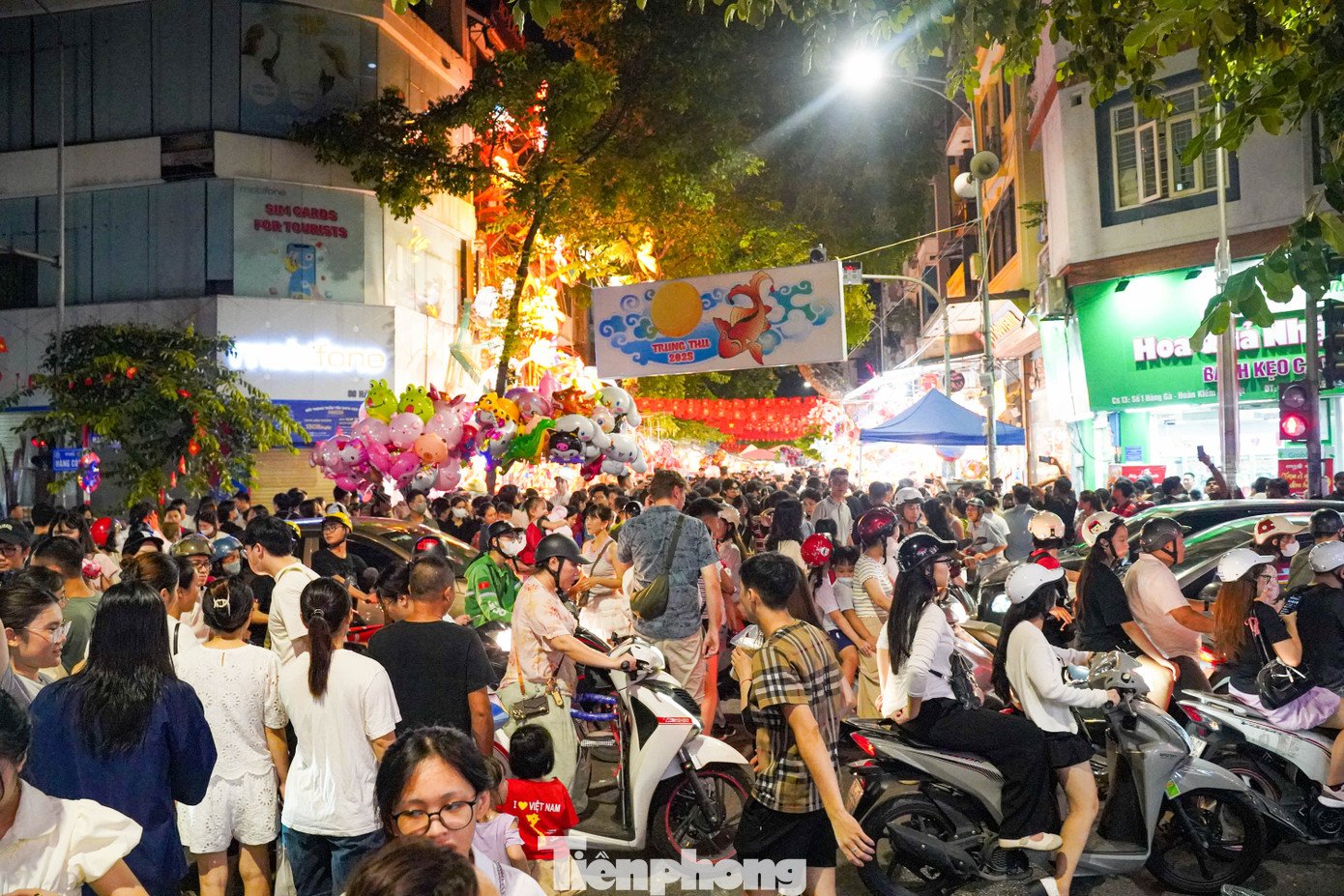 Biển người đổ về phố cổ Hà Nội vui tết Trung thu - 2