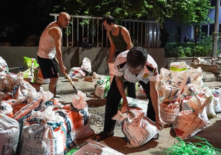 Lo tái ngập, người Hà Nội đắp đập, dựng tấm chắn trước nhà - 3