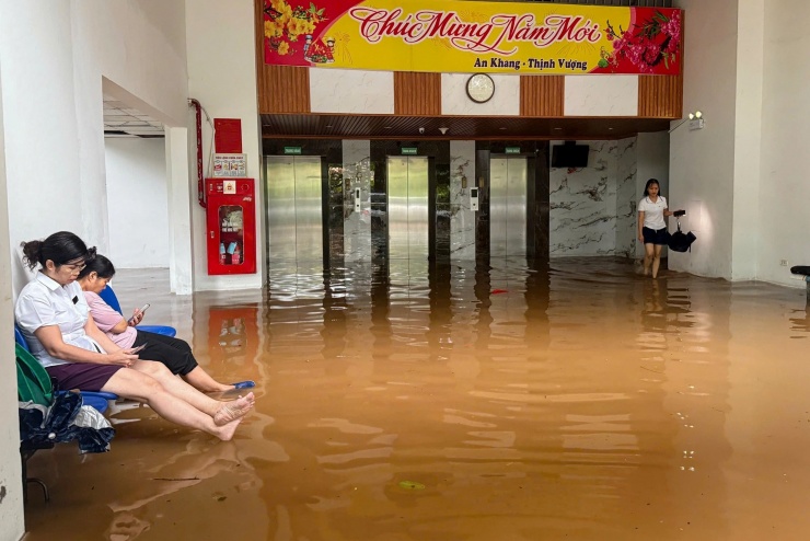 Lo tái ngập, người Hà Nội đắp đập, dựng tấm chắn trước nhà - 2