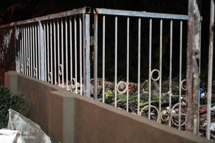 Lo tái ngập, người Hà Nội đắp đập, dựng tấm chắn trước nhà - 6