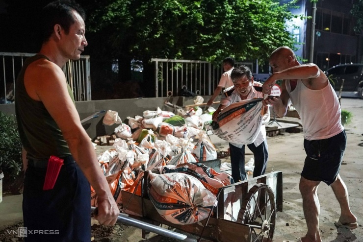 Lo tái ngập, người Hà Nội đắp đập, dựng tấm chắn trước nhà - 4