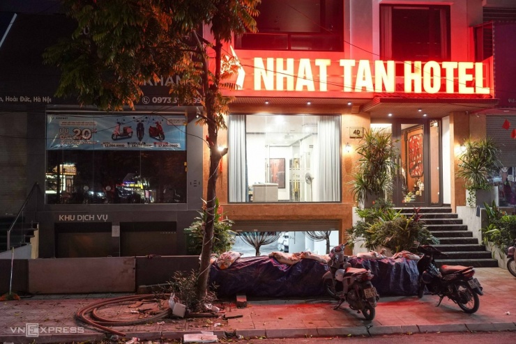 Lo tái ngập, người Hà Nội đắp đập, dựng tấm chắn trước nhà - 7