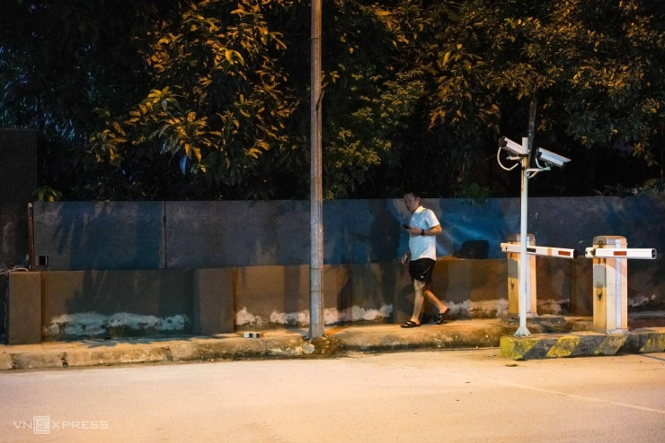 Lo tái ngập, người Hà Nội đắp đập, dựng tấm chắn trước nhà - 5