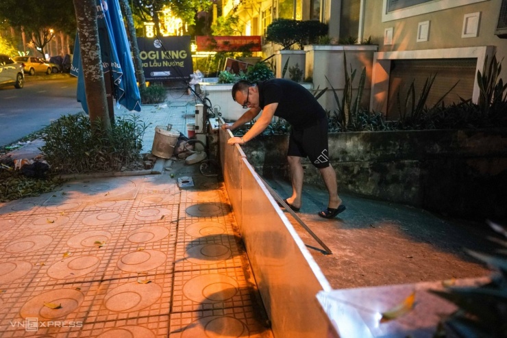 Lo tái ngập, người Hà Nội đắp đập, dựng tấm chắn trước nhà - 8