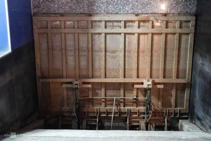 Lo tái ngập, người Hà Nội đắp đập, dựng tấm chắn trước nhà - 11