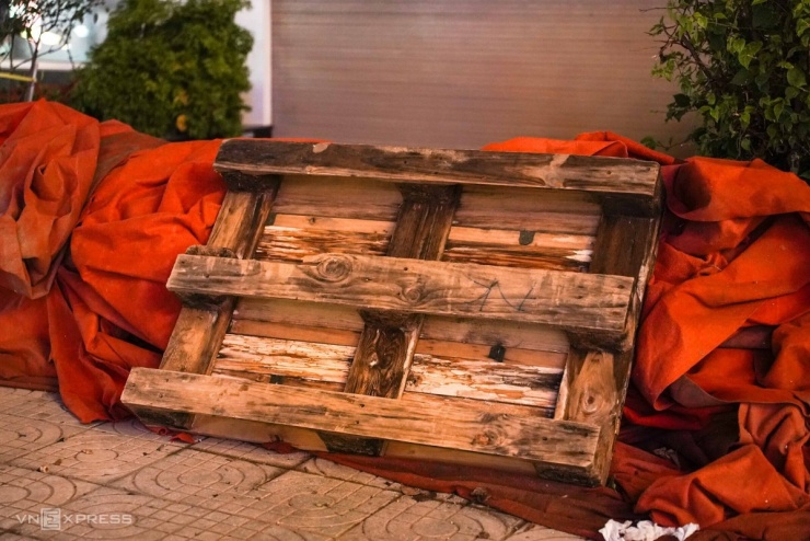 Lo tái ngập, người Hà Nội đắp đập, dựng tấm chắn trước nhà - 9