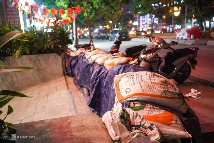 Lo tái ngập, người Hà Nội đắp đập, dựng tấm chắn trước nhà - 10