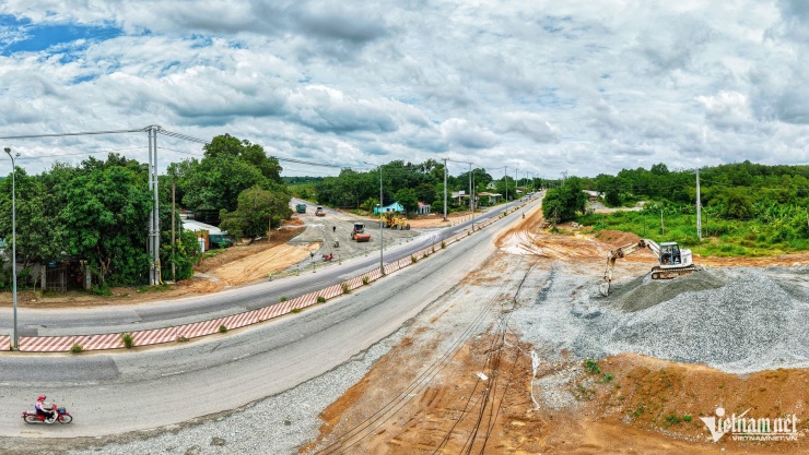 Vẻ đẹp say đắm lòng người của cung đường Hồ Chí Minh nhìn từ trên cao - 10