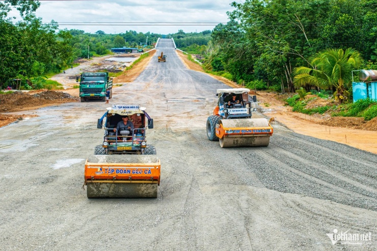 Vẻ đẹp say đắm lòng người của cung đường Hồ Chí Minh nhìn từ trên cao - 11