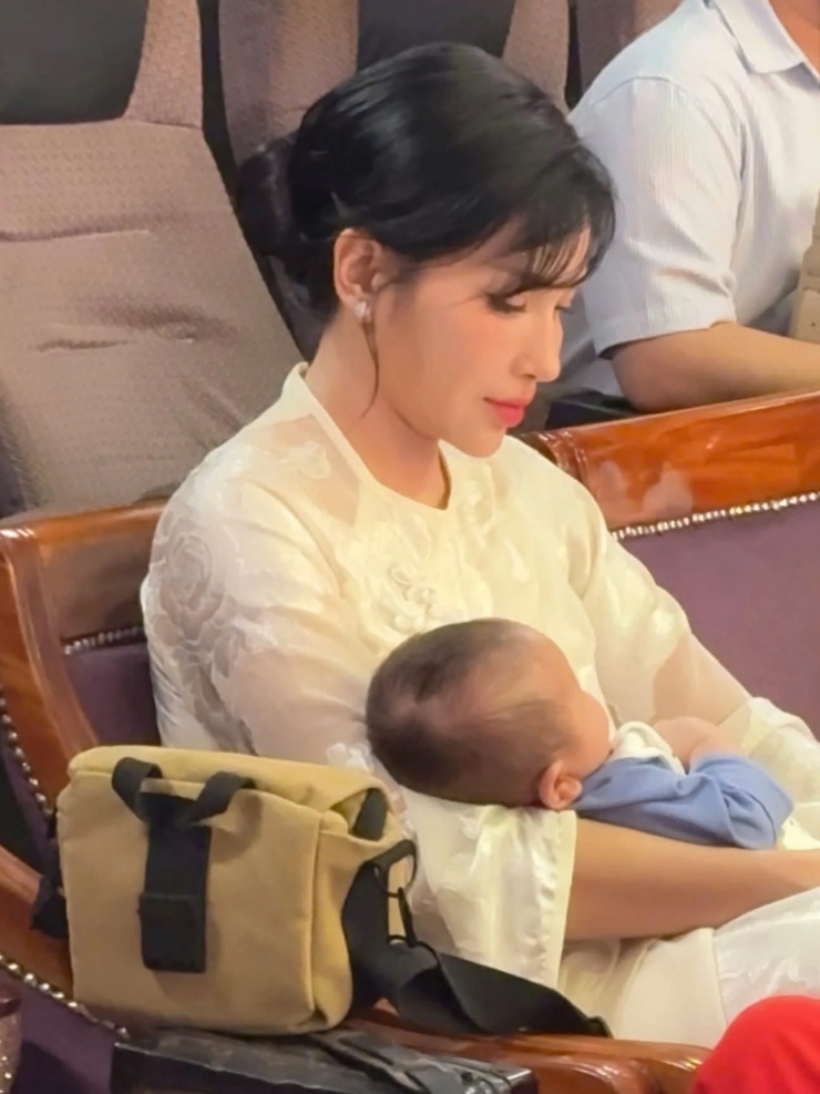 Nữ diễn viên gây xôn xao khi bồng bế một em bé trên tay.