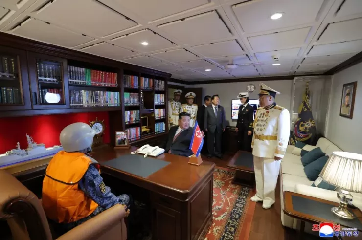 CHÙM ẢNH: Ông Kim Jong-un thăm chiến hạm 5.000 tấn đầu tiên của Triều Tiên - 5