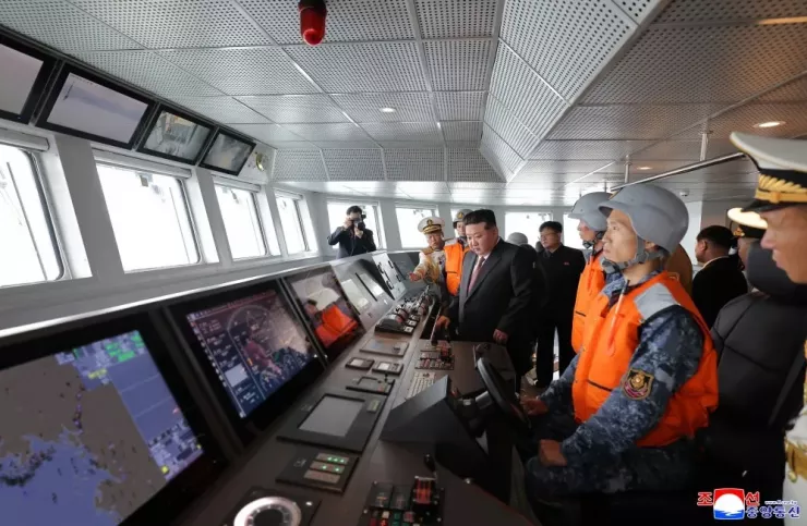 CHÙM ẢNH: Ông Kim Jong-un thăm chiến hạm 5.000 tấn đầu tiên của Triều Tiên - 6