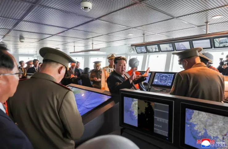 CHÙM ẢNH: Ông Kim Jong-un thăm chiến hạm 5.000 tấn đầu tiên của Triều Tiên - 7