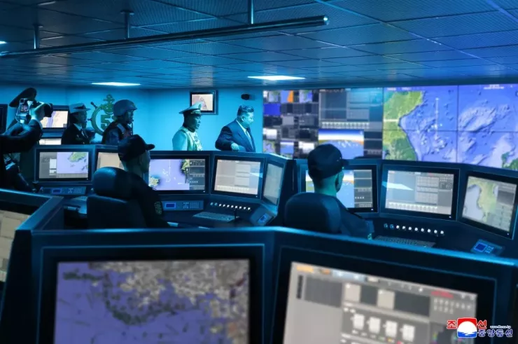 CHÙM ẢNH: Ông Kim Jong-un thăm chiến hạm 5.000 tấn đầu tiên của Triều Tiên - 8