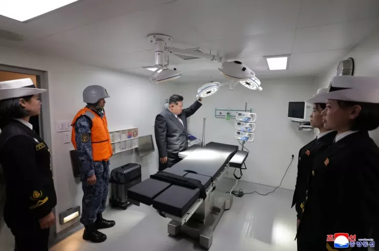 CHÙM ẢNH: Ông Kim Jong-un thăm chiến hạm 5.000 tấn đầu tiên của Triều Tiên - 9