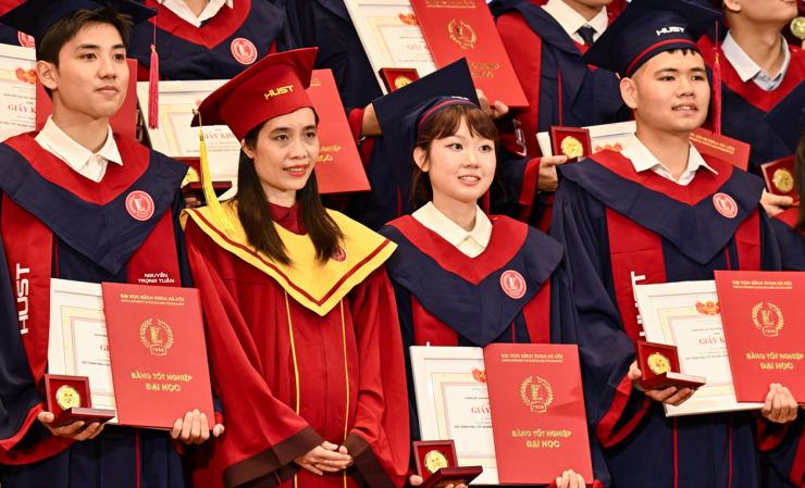 Sinh viên ĐH Bách khoa Hà Nội trong lễ tốt nghiệp ngày 4-5/10. Ảnh: DUY THÀNH