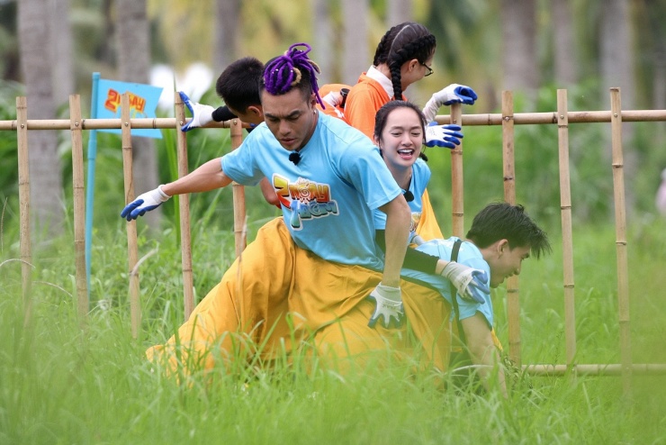 Kaity Nguyễn chật vật khi tham gia thử thách.