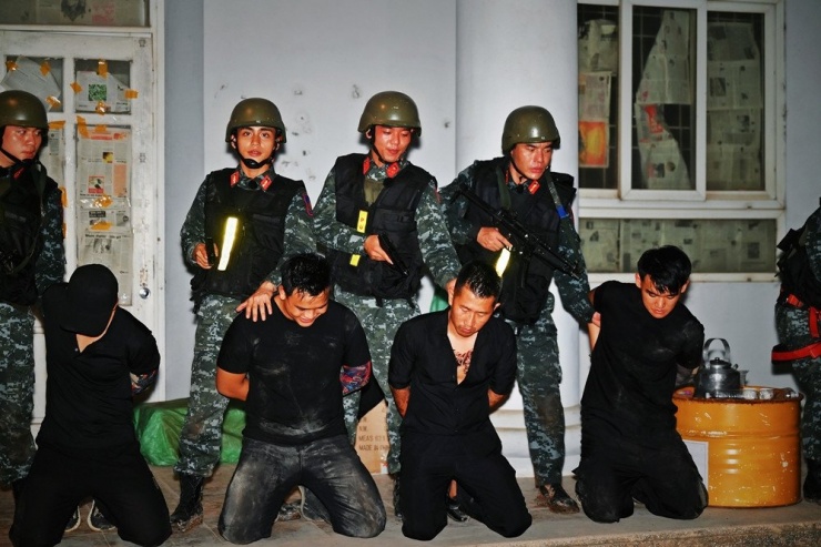 Các nghệ sĩ vào vai các chiến sĩ đặc nhiệm giải cứu thành công con tin, bắt nhóm buôn người.&nbsp;