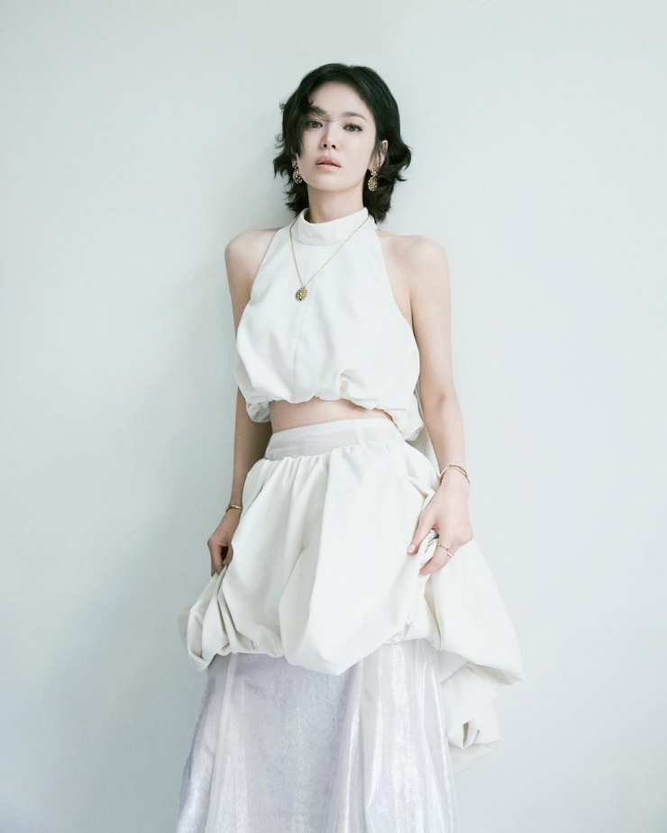 Ngày 5/10, người đẹp khiến fan phấn khích khi đăng tải loạt ảnh chụp cho tạp chí Vogue Korea trên trang cá nhân. Trong ảnh, cô xuất hiện với crop top phối chân váy ngắn, khác hình ảnh nhẹ nhàng quen thuộc.