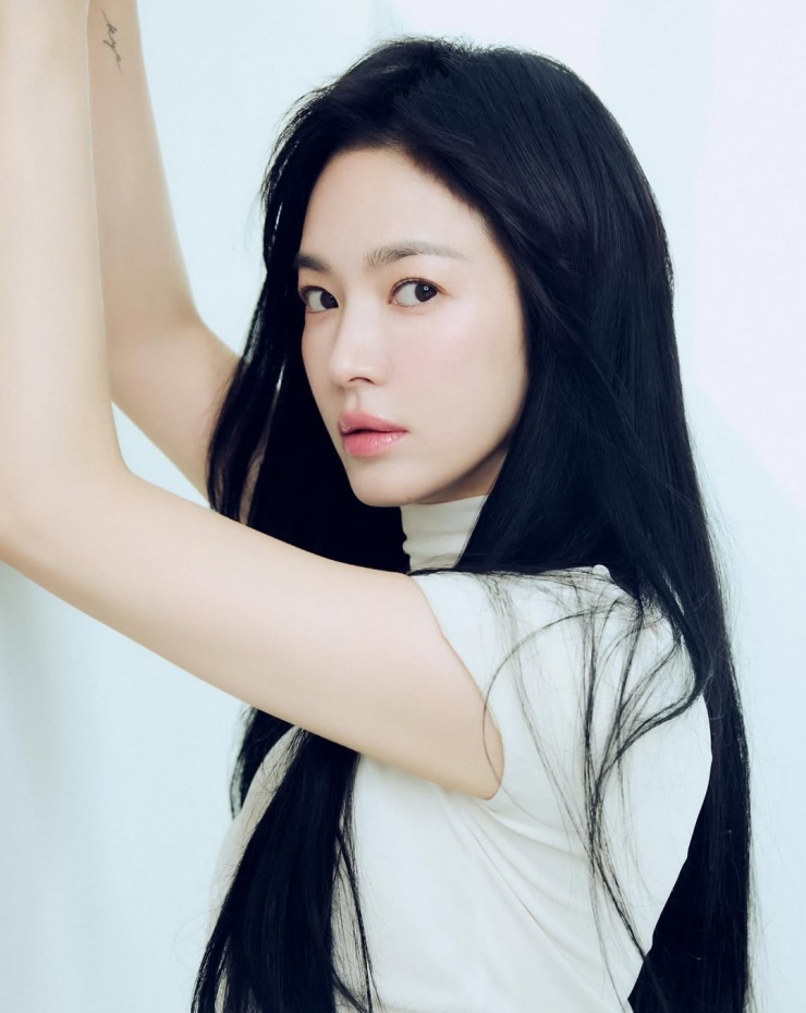 Trong bức ảnh khác, diễn viên xuất hiện với mái tóc dài, mặc váy thun cổ cao của Acne Studios. Trang Sportsworldi đánh giá Hye Kyo "tựa nữ thần", thu hút người xem bằng sức quyến rũ toát ra từ biểu cảm gương mặt.