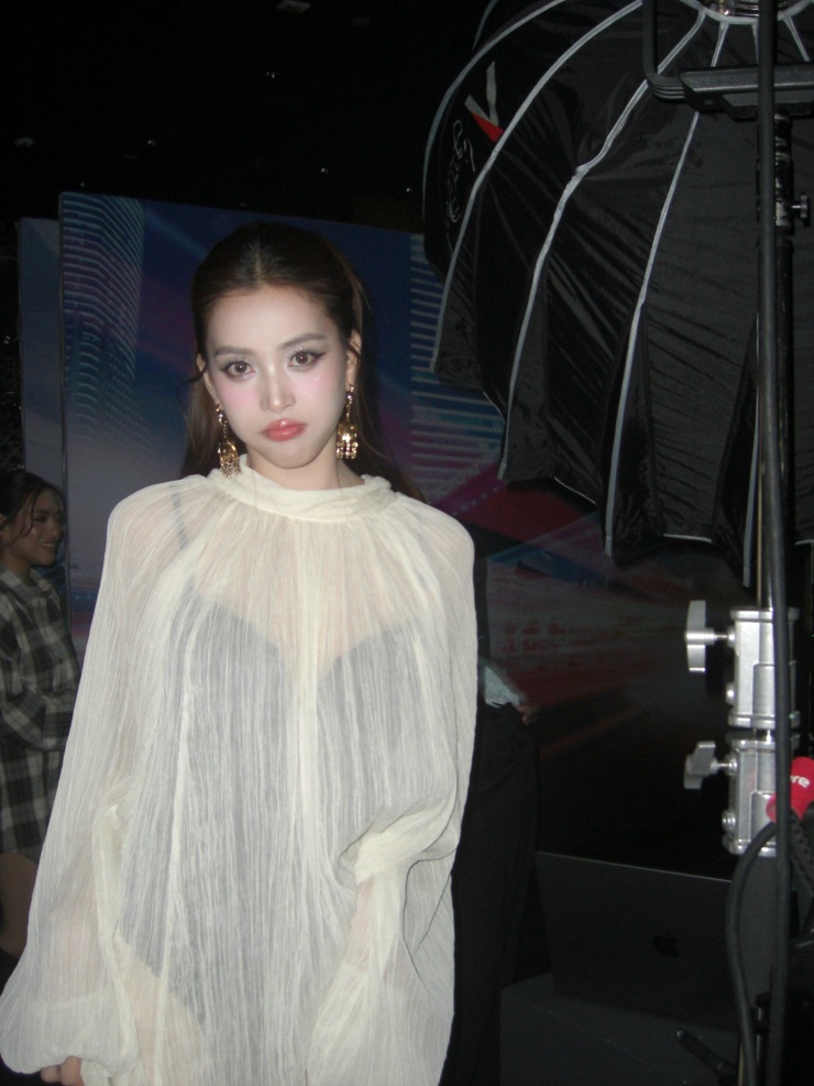 Trong showbiz, việc nghệ sĩ thay đổi phong cách thời trang vốn không còn xa lạ. Mỗi giai đoạn sự nghiệp, các nghệ sĩ thường lựa chọn cách làm mới hình ảnh để phù hợp với xu hướng và khẳng định cá tính riêng, Tiểu Vy cũng không ngoại lệ.