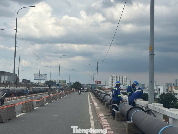 ‘Thần đèn’ kích nâng cầu Bình Phước 1 trên quốc lộ 1 - 2